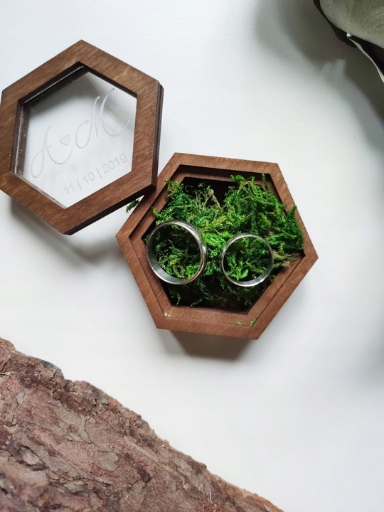 Pudełko, szkatułka na obrączki heksagon z inicjałami, grawerowane, na ślub