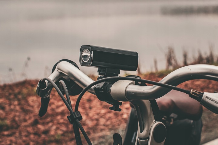 LAMPKA ROWEROWA PRZÓD OŚWIETELNIE ROWEROWE LED PRO VAYOX USB-C 1300lm IPX6