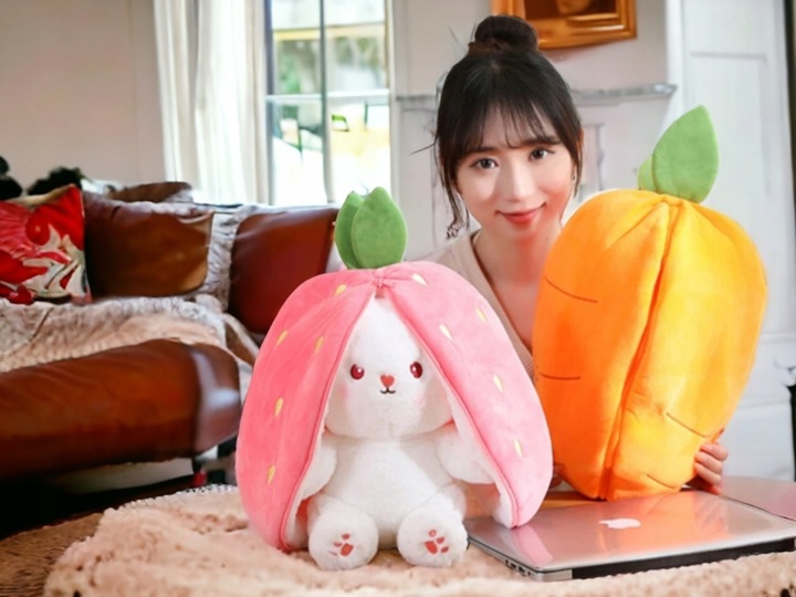 Maskotka Króliczek W TRUSKAWCE RÓŻOWY KRÓLIK ZAJĄC PLUSZAK MIŚ 2w1 40cm