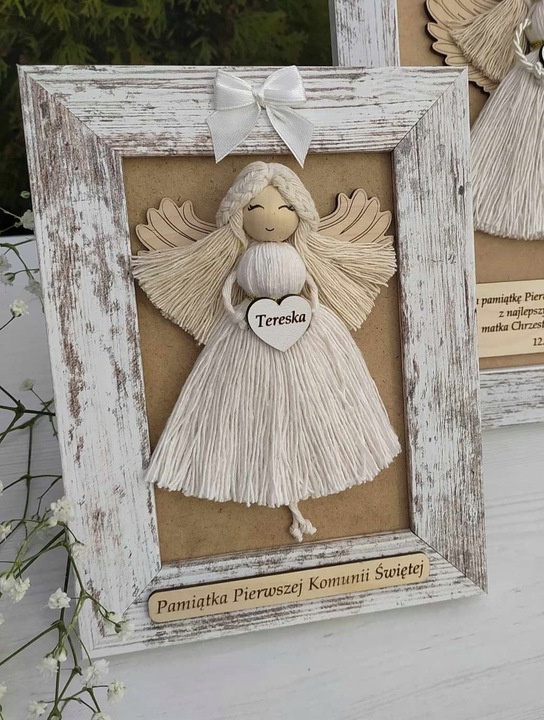 ANIOŁEK MAKRAMA W PRZECIERANEJ RAMCE NA PIERWSZĄ KOMUNIĘ I CHRZEST PAMIĄTKA