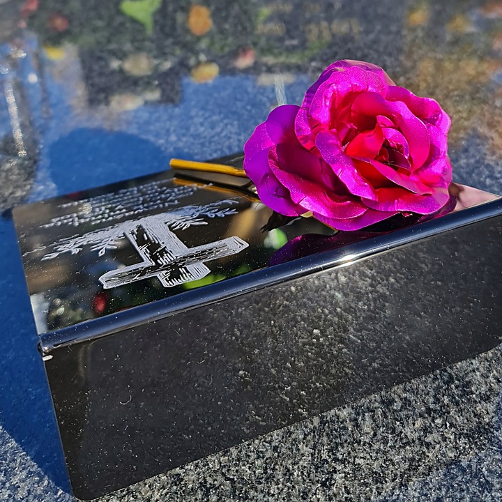 ZNICZ na cmentarz RÓŻA Ozdoba DEKORACJA na grób GRAWEROWANY podstawka