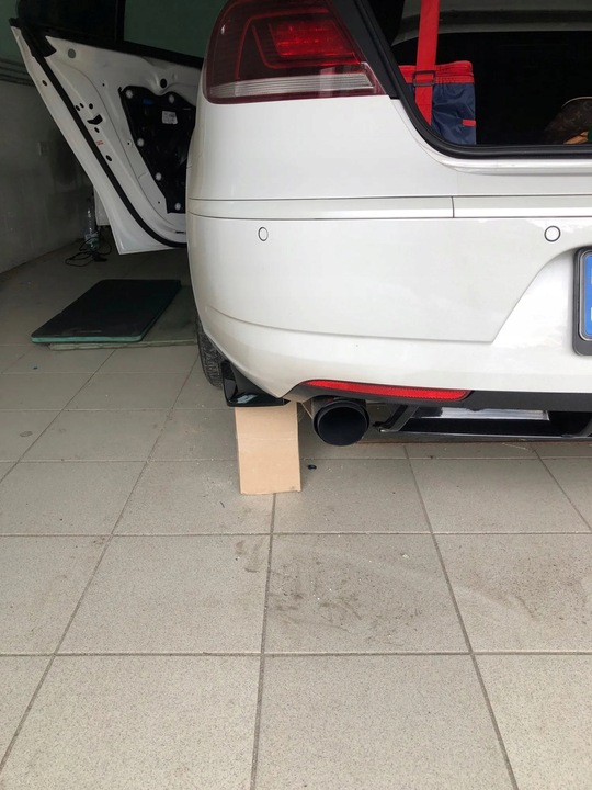 UNIWERSALNE LOTKI DOKŁADKI TYLNEGO ZDERZAKA CZARNY POŁYSK BWM VW SKODA AUDI