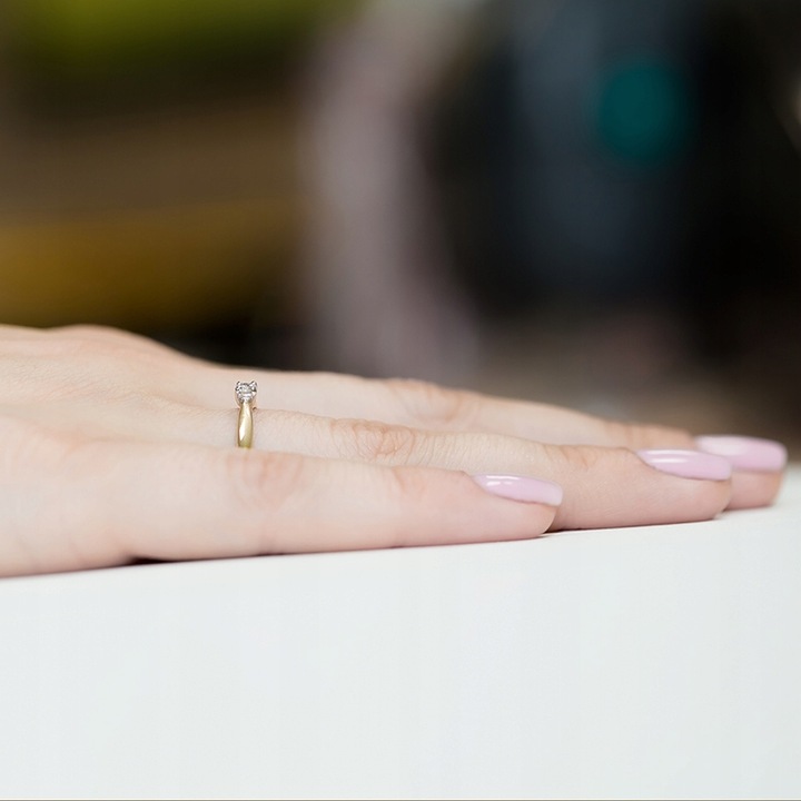 Złoty PIERŚCIONEK ZARĘCZYNOWY 333 z CYRKONIĄ r.10