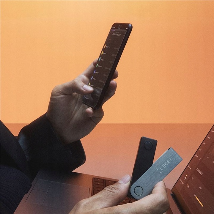 Ledger NanoX bezpieczny portfel kryptowalut BTC ETH Sapphire Blue Bluetooth