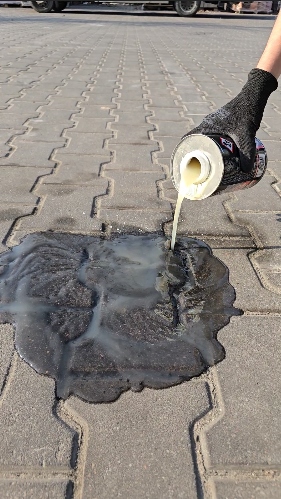 ZMYWACZ DO USUWANIA CIĘŻKICH PLAM OLEJU OLEJOWYCH Z KOSTKI BRUKOWEJ BRUKU