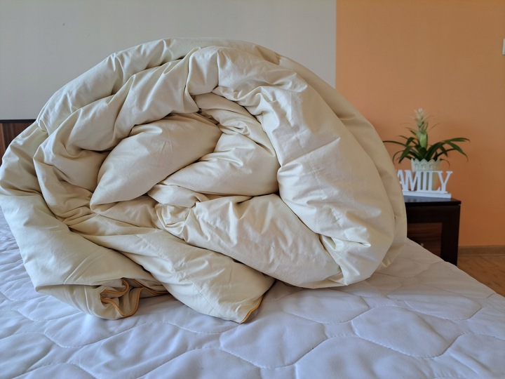 Kołdra puchowa 160x200 1400g CAŁOROCZNA KREMOWA lub RÓŻOWA lub BIAŁA