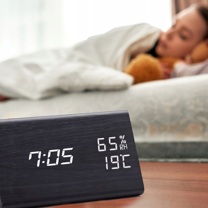 BUDZIK ZEGAR ELEKTRONICZNY TERMOMETR ALARM CYFROWY ZEGAREK STOJĄCY