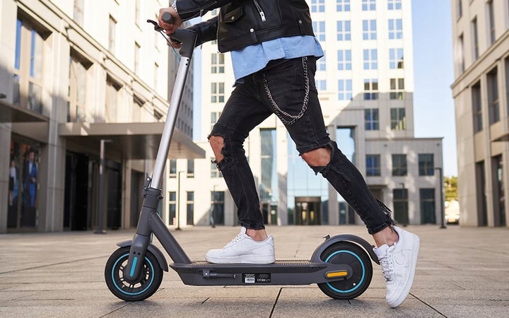 Hulajnoga elektryczna Motus Scooty 2022 wspornik zasięg do 60 km 700W