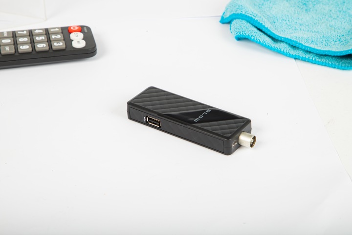 DEKODER TUNER TV DVB-T2 HEVC H.265 FULL HD MINI STICK PILOT ZESTAW