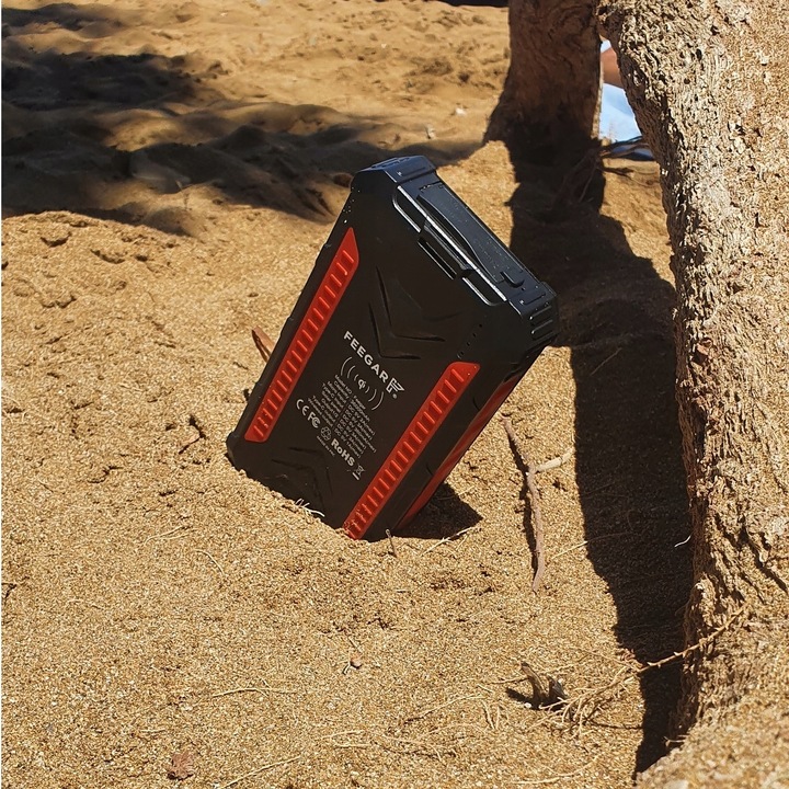 Power bank Solarny Feegar 36000mah 20W 4x USB-C QI