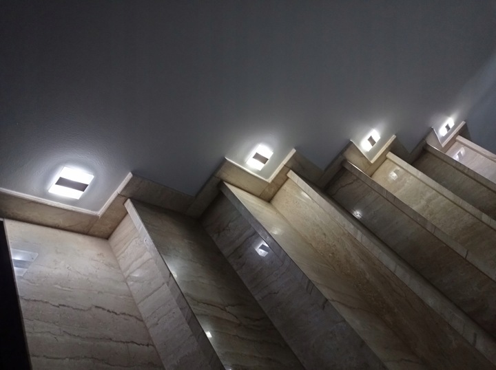 Oświetlenie schodowe oprawa lampka schodowa LED 230V Q31 Złota /