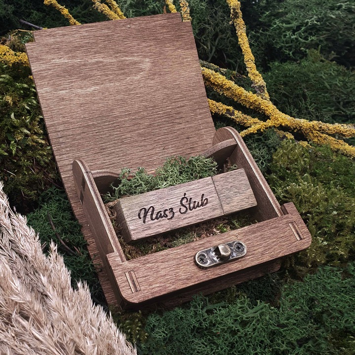 Pendrive 32GB 3,0 + Drewniane pudełko + GRAWER