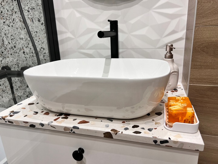 Biała mydelniczka z ociekaczem na blat – wolnostojąca i elegancka