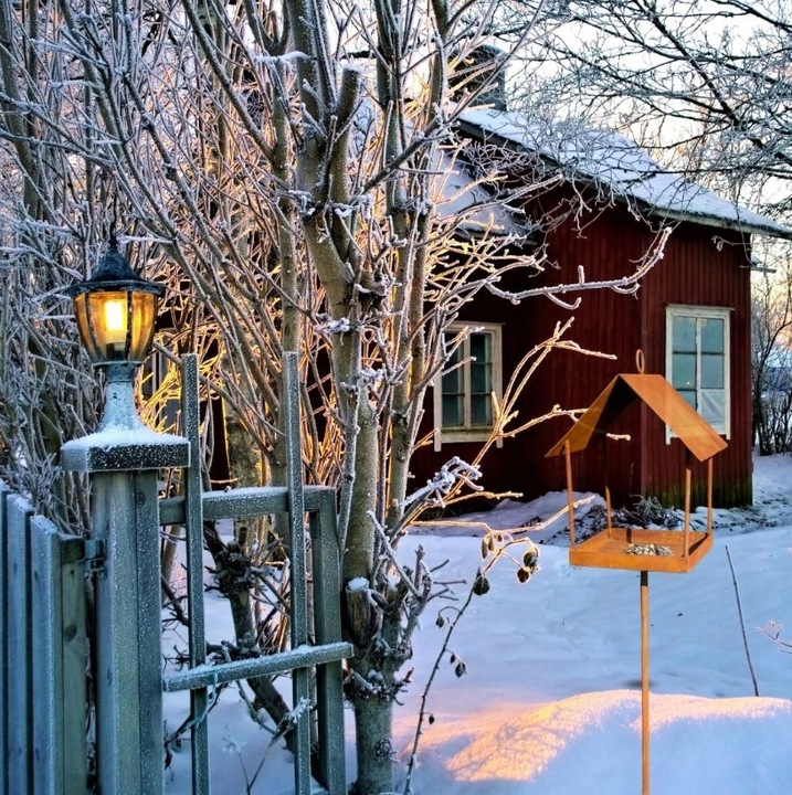 Karmnik dla ptaków stojący rustykalny 158 cm – ozdoba ogrodowa