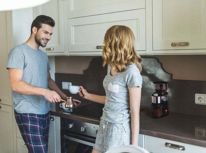 Elektryczny młynek do kawy żarnowy MK170 ELDOM czarny