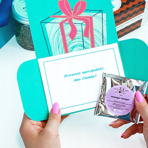 Matowy różowy kubek z zaparzaczem i pokrywką do ziół herbaty naparu prezent