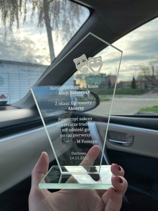 Statuetka szklana z grawerem na prezent własny projekt