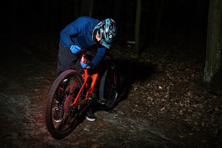 Tylna lampka latarka rowerowa czerwone światło LED AQY SPECTER USB TYP C