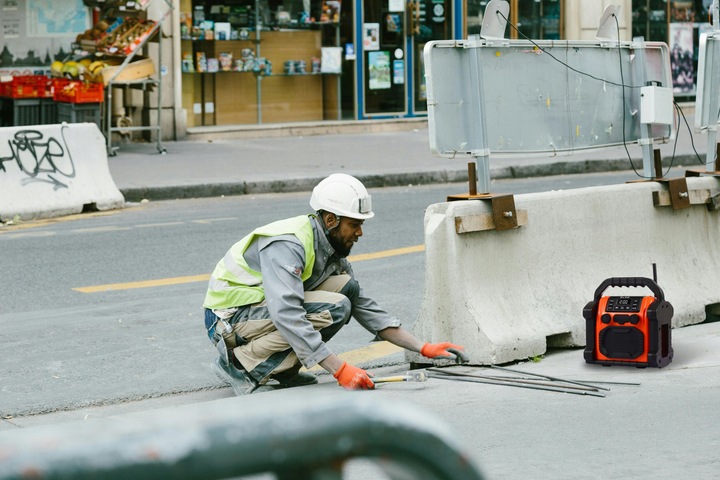 RADIO BUDOWLANE FM 20W RMS BLUETOOTH 5.1 POWERBANK USB-C AUX LED IP55