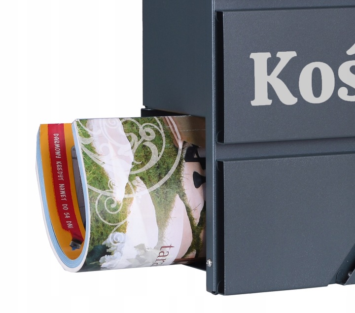 SKRZYNKA POCZTOWA NA LISTY POCZTĘ Z GAZETNIKIEM NUMEREM DOMU NAZWĄ