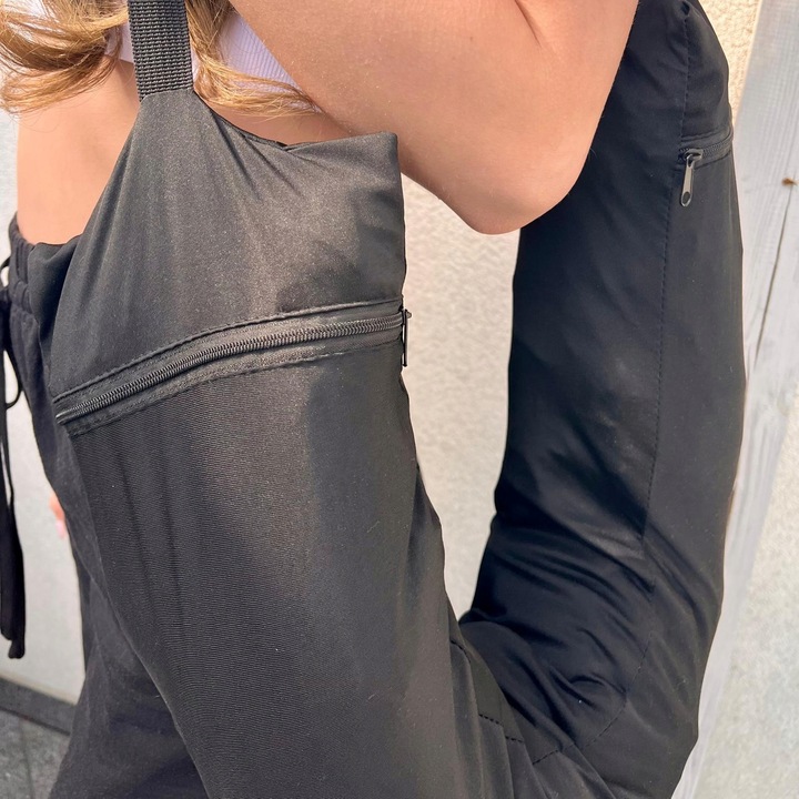 poduszka podrozna na ubrania z miejscem na dodatkowy bagaż Czarna