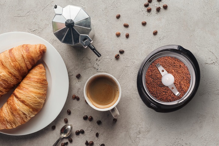 Elektryczny młynek do kawy MK90C beano Eldom czarny matowy 60g