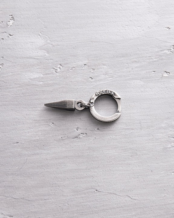 Srebrny kolczyk AKRA