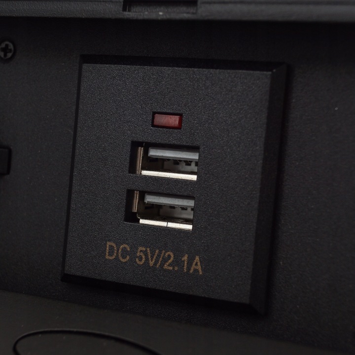 GNIAZDO CHOWANE W BLAT NABLATOWE + 2 USB GNIAZDKO