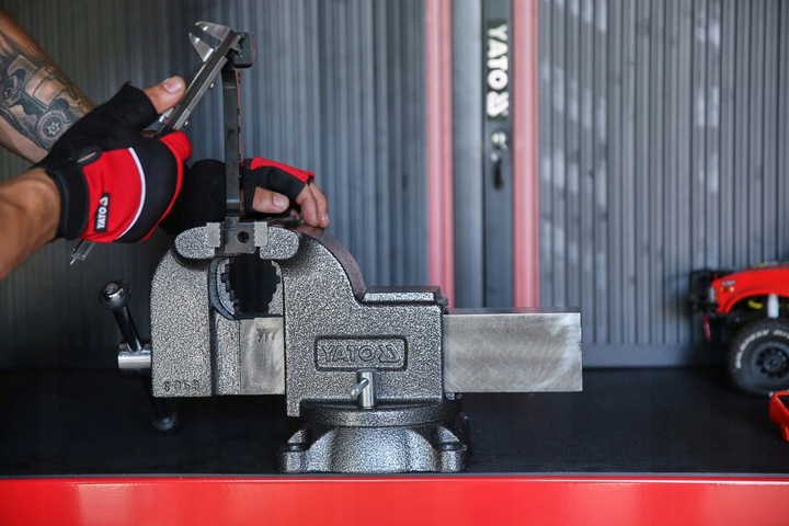 IMADŁO OBROTOWE ŚLUSARSKIE 100 mm ŻELIWNE YATO