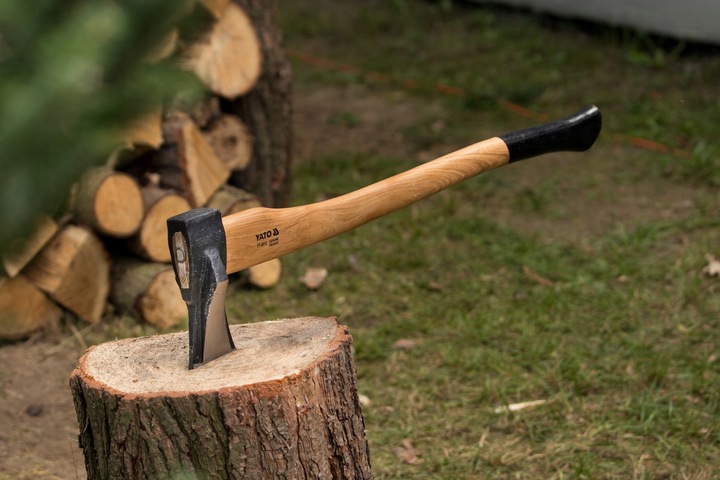 SIEKIERA Z KLINEM 2KG TRZONEK Z HIKORY