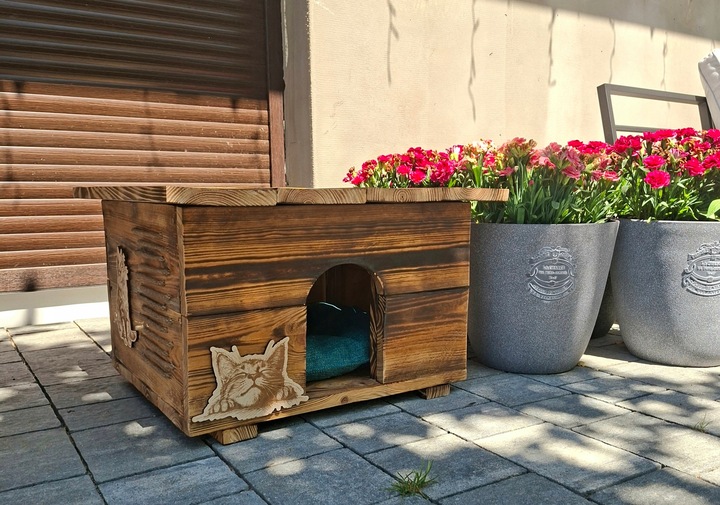 Drewniany domek dla kota Roz. M