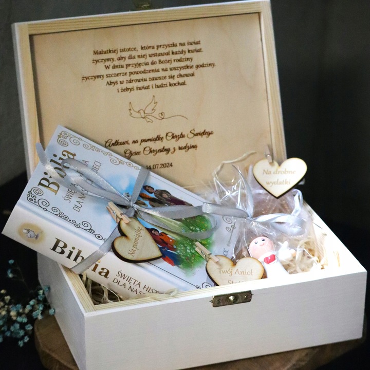 PREZENT NA CHRZEST ŚWIĘTY Pamiątka Chrztu Świętego BIAŁE PUDEŁKO Z BIBLIĄ