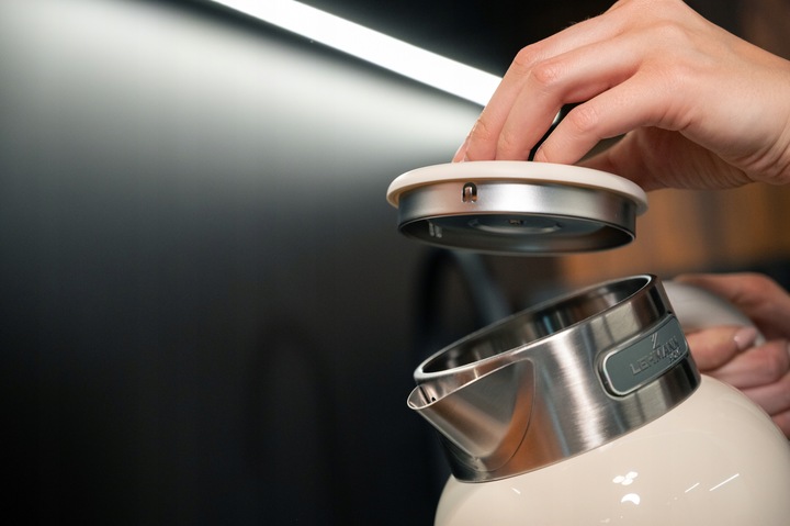 CZAJNIK ELEKTRYCZNY BEZPRZEWODOWY STALOWY RETRO DŹWIĘK BEŻOWY 2200W