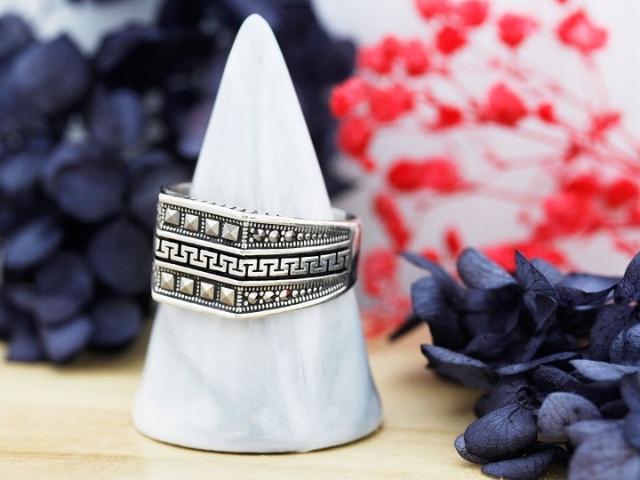 Srebrny 925 sygnet uniwersalny oksydowany z wzorem greckim na prezent r28