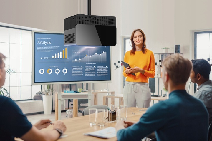 RZUTNIK PROJEKTOR LED AUTOFOCUS ANDROID TV 11 4K FULL HD WIFI PILOT BT