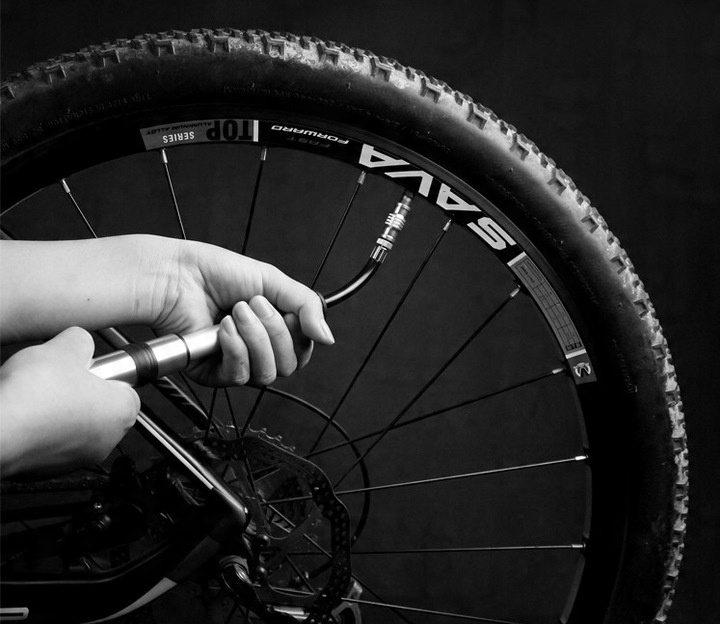 POMPKA ROWEROWA MINI RĘCZNA MAŁA UCHWYT ALUMINIOWA 7 BAR NA RAMĘ WILD MAN