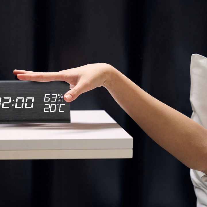 BUDZIK ZEGAR ELEKTRONICZNY TERMOMETR ALARM CYFROWY ZEGAREK STOJĄCY