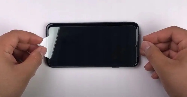 SZKŁO HARTOWANE SPIGEN GLAS.TR SLIM IPHONE 13 / 13 PRO / 14