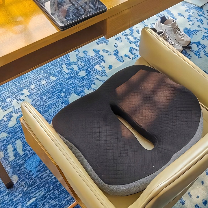 PODUSZKA ORTOPEDYCZNA DO SIEDZENIA PROFILOWANA MEMORY FOAM NA KRZESŁO