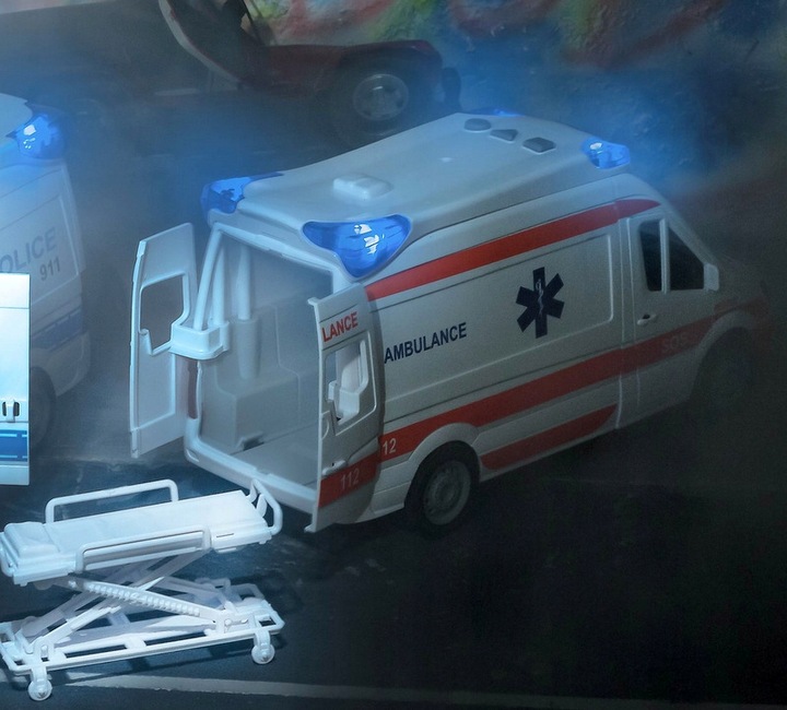 Auto Karetka Pogotowia Ambulans Bus Napęd Dźwięki Otwierane Drzwi z noszami
