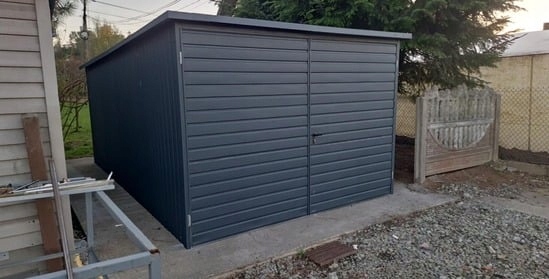 Garaż blaszany 3x5 grafit jednospadowy brama dwuskrzydłowa pion
