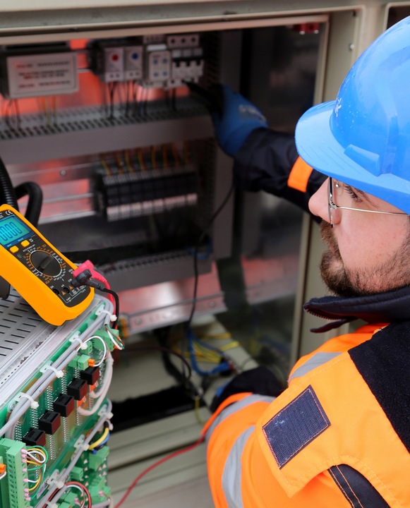 MULTIMETR MIERNIK CYFROWY PRĄDU LCD TEMPERATURY 6F22ND UNIWERSALNY TESTER