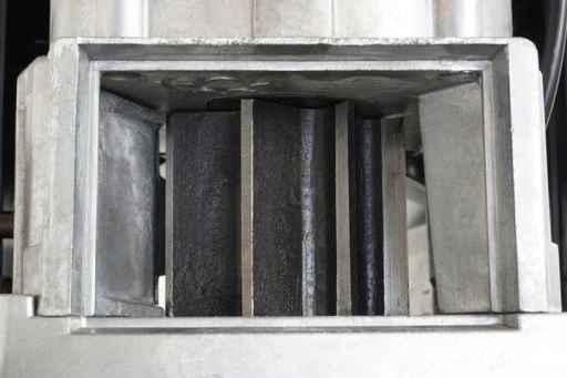 Rozdrabniacz do gałęzi, Rębak frezowy 2800W + Pojemnik na zrębki