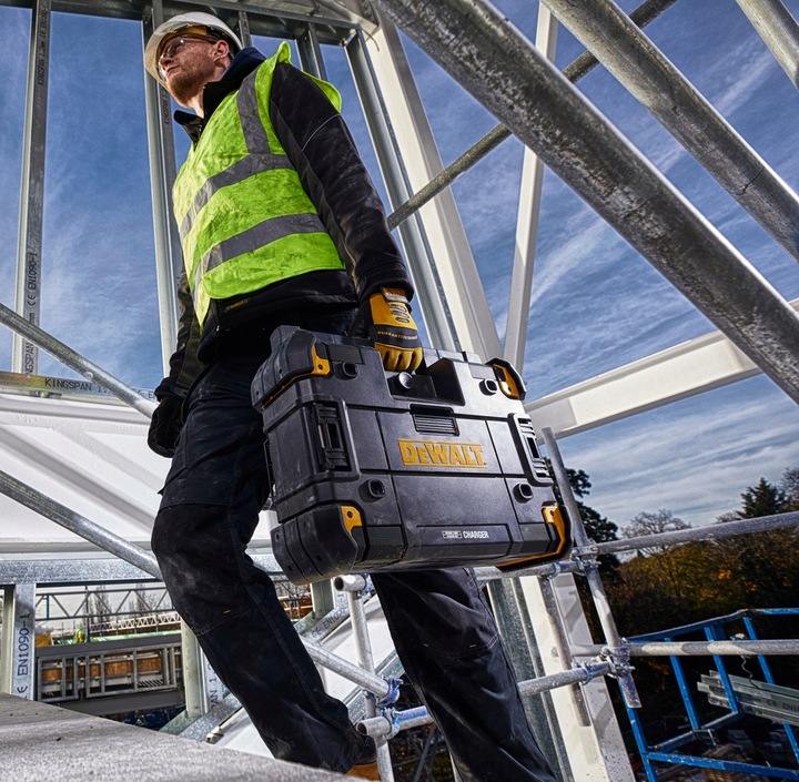 Radio budowlane Bluetooth TSTAK DEWALT DWST1-81078 z funkcją ładowarki