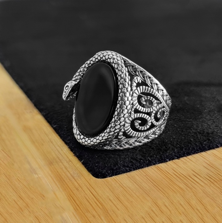 Sygnet srebrny Wąż pr. 925 Pierścień z Owalnym Onyksem i wężem | r. 20