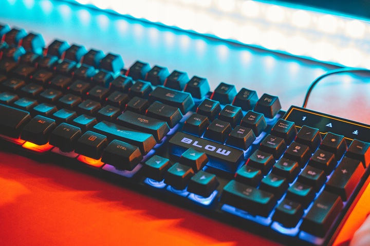 ZESTAW GAMINGOWY DLA GRACZA KLAWIATURA MYSZKA PODKŁADKA SŁUCHAWKI MIKROFON