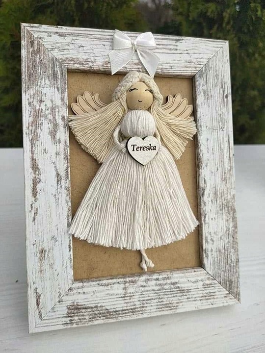 ANIOŁEK MAKRAMA W PRZECIERANEJ RAMCE NA PIERWSZĄ KOMUNIĘ I CHRZEST PAMIĄTKA