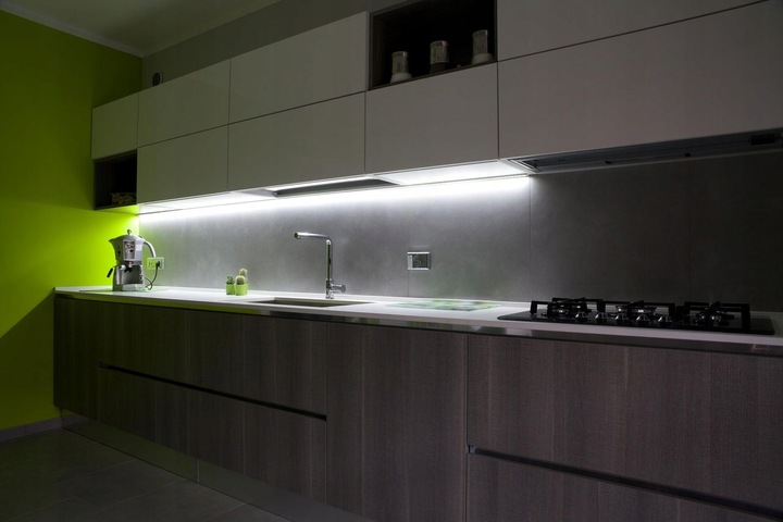 OŚWIETLENIE LED PODSZAFKOWE KĄTOWE DO 200cm WŁĄCZNIK + DOTYKOWY