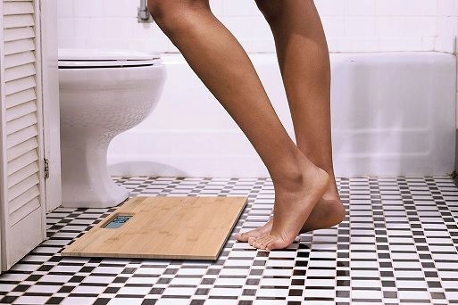 WAGA BAMBUSOWA ELEKTRONICZNA ŁAZIENKOWA do 180 kg LCD CYFROWA CZUJNIKI