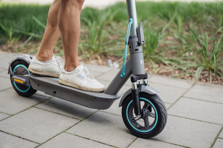 Hulajnoga elektryczna Motus Scooty 10 Plus aplikacja dwa amortyzatory